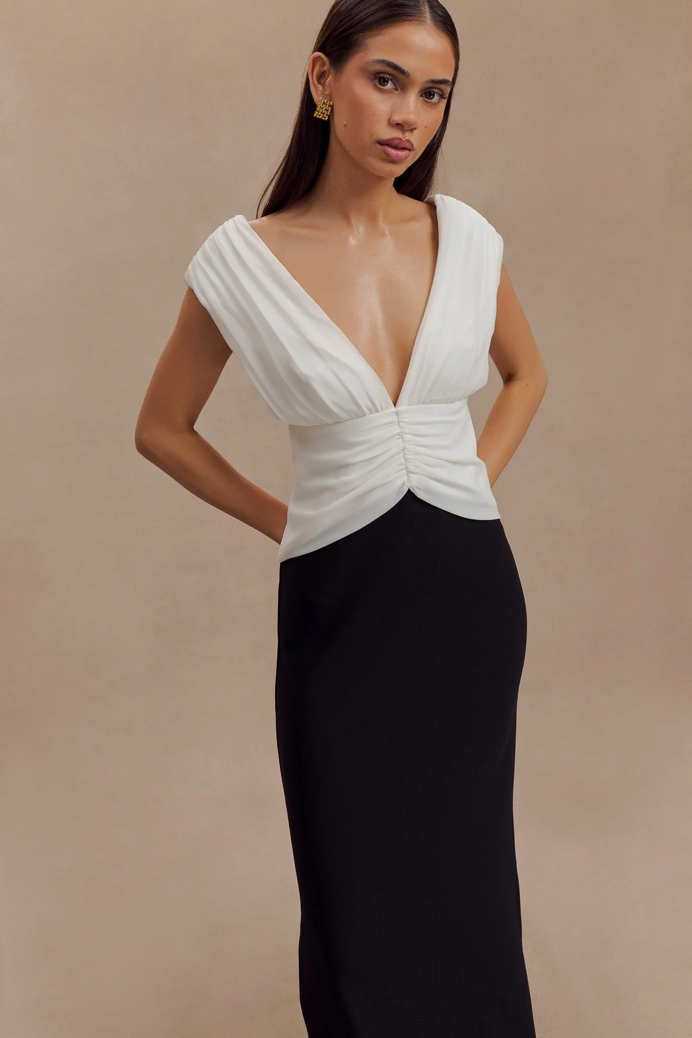 Monique Contrast Maxi Dress - Black - Image 4